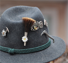 Gamsbart und Edelweiß, das muss drauf, auf’n Filzhuad Gamsbart und Edelweiß, das muss drauf, auf’n Filzhuad